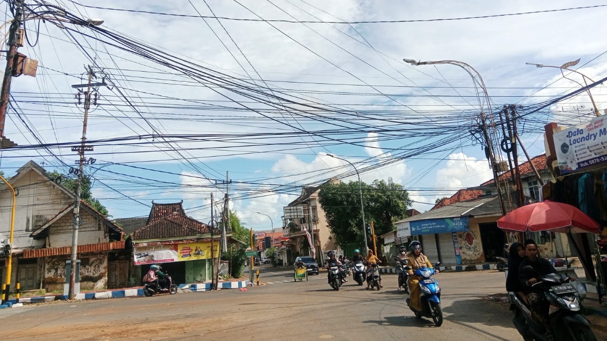 Semrawut : Penampakan kondisi kabbel yang menggantung di tugu pelar barat, Jl. Zainal Arifin.