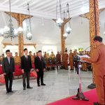 Bupati Sumenep, Achmad Fauzi Wongsojudo saat tengah membacakan SK pelantikan Tim Ahli Cagar Budaya Sumenep.