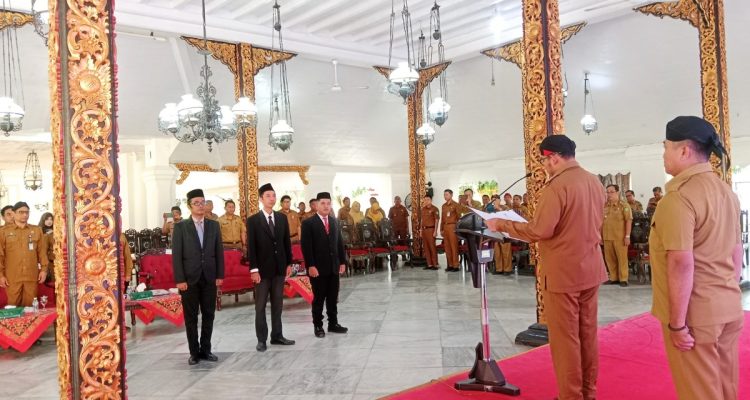 Bupati Sumenep, Achmad Fauzi Wongsojudo saat tengah membacakan SK pelantikan Tim Ahli Cagar Budaya Sumenep.