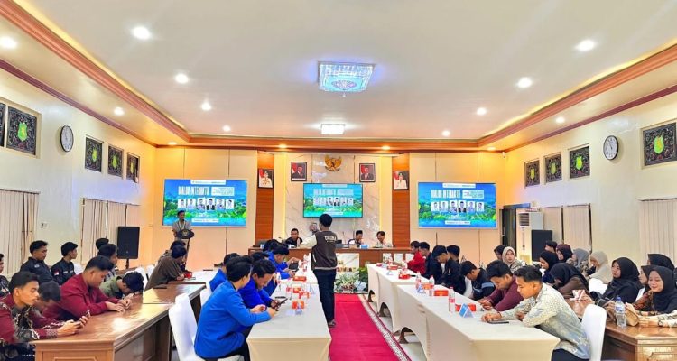 Sinergi: suasana saat forum dialog Iinteraktif antara PMII UNIBA dan Kepala DLH Sumenep, Anwar Syahroni Yusuf.
