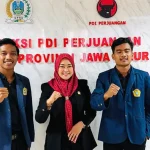 Perwakilan BEM FKIP UTM bersua foto dengan Anggota Komisi E, Indriani Yulia Mariska.