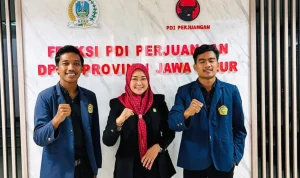 FKIP UTM Perwakilan BEM FKIP UTM bersua foto dengan Anggota Komisi E, Indriani Yulia Mariska.