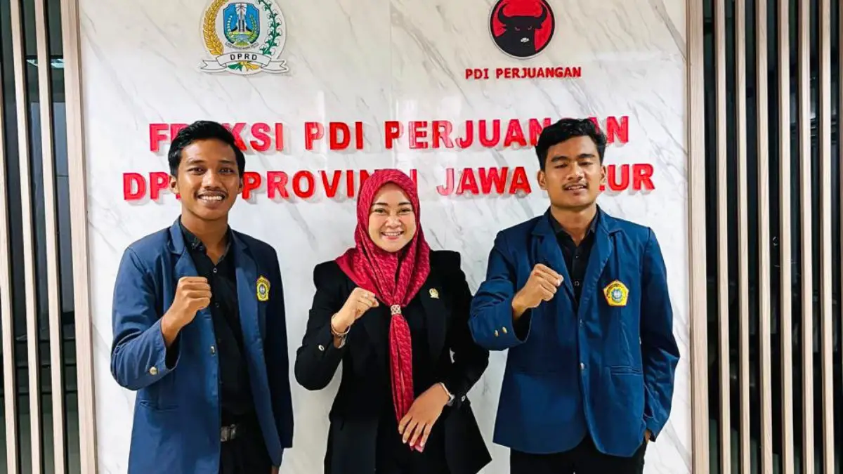 Perwakilan BEM FKIP UTM bersua foto dengan Anggota Komisi E, Indriani Yulia Mariska.