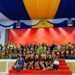 Mahasiswa FKIP bersua foto bersama siswa-siswi usai ujian skripsi selesai.