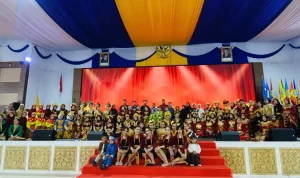 Fakultas Keguruan dan Ilmu Pendidikan UTM (2) Mahasiswa FKIP bersua foto bersama siswa-siswi usai ujian skripsi selesai.