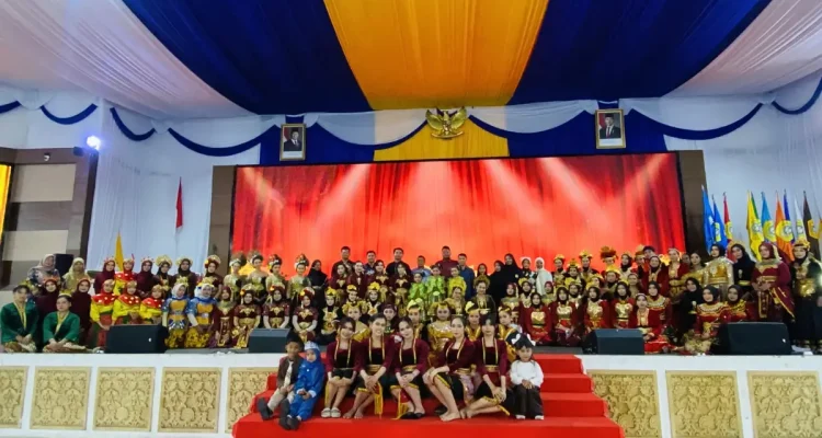 Mahasiswa FKIP bersua foto bersama siswa-siswi usai ujian skripsi selesai.