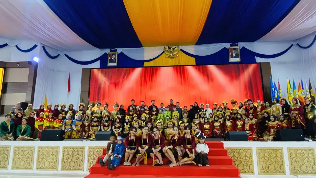 Mahasiswa FKIP bersua foto bersama siswa-siswi usai ujian skripsi selesai.