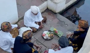 Jamasan Keris Sumenep (1) Pengambilan mata air keraton Sumenep dalam rangkaian Jamasan Keris Sumenep 2026.