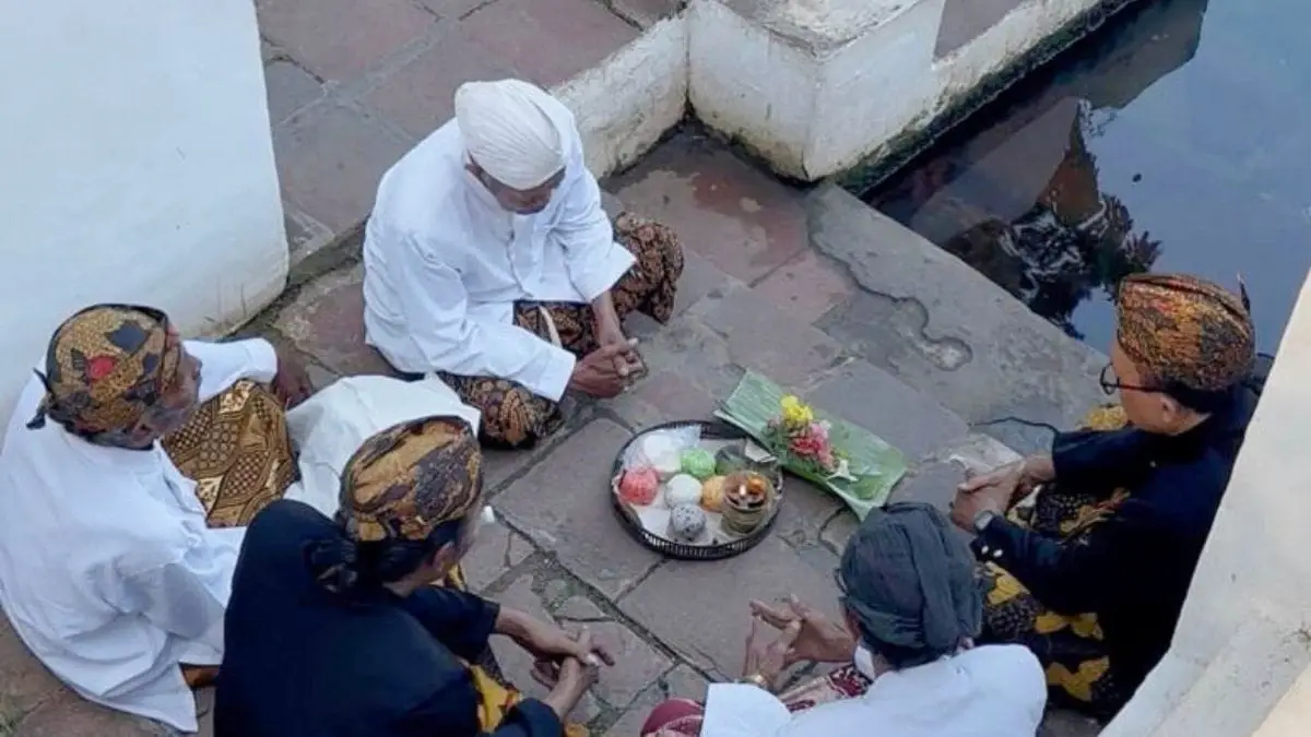 Pengambilan mata air keraton Sumenep dalam rangkaian Jamasan Keris Sumenep 2026.