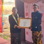 Wakil Bupati Sumenep, K. H. Imam Hasyim mennyerahkan sertifikat WBTB kepad Ketua Paguyuban Pelar Agung, Sanamo.