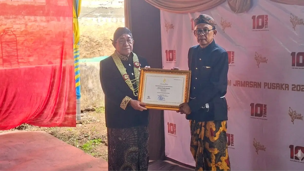 Wakil Bupati Sumenep, K. H. Imam Hasyim mennyerahkan sertifikat WBTB kepad Ketua Paguyuban Pelar Agung, Sanamo.