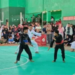 Dua atlet pancak silat pasang badan di gelanggang Kejuaran Pancak Silat Antar Perguruan IPSI tahun 2026.