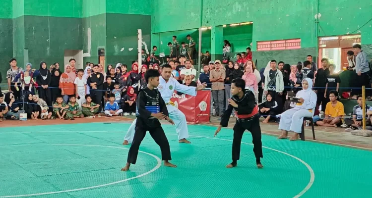 Dua atlet pancak silat pasang badan di gelanggang Kejuaran Pancak Silat Antar Perguruan IPSI tahun 2026.