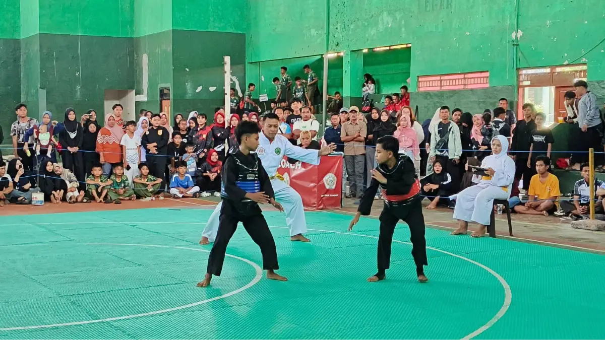 Dua atlet pancak silat pasang badan di gelanggang Kejuaran Pancak Silat Antar Perguruan IPSI tahun 2026.