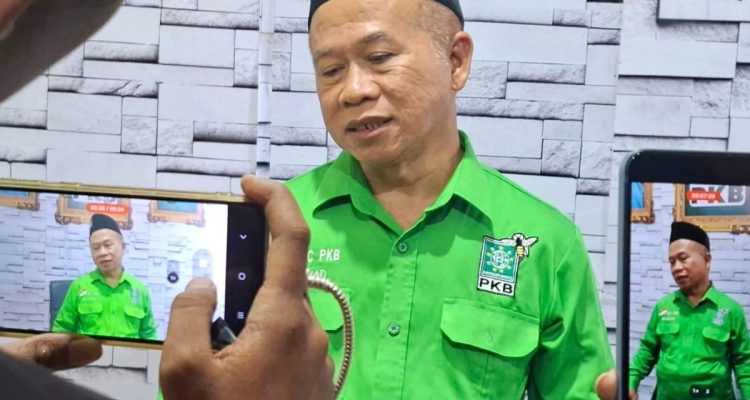 Ketua terpilih DPC PKB Sumenep, Drs. Kamalil Irsyad atau K. Ersyad saat konfrensi pers pasca pengumuman dirinya sebagai nahkoda baru PKB Sumenep.