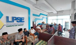 Komisi III saat melakukan inspeksi mendadak (Sidak) di Kantor LPSE Sumenep.