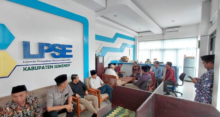 Komisi III saat melakukan inspeksi mendadak (Sidak) di Kantor LPSE Sumenep.