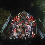 Salah satu grup musik tong-tong Sumenep unjuk gigi hipnotis penonton.