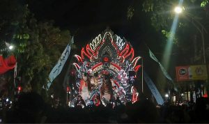 Salah satu grup musik tong-tong Sumenep unjuk gigi hipnotis penonton.