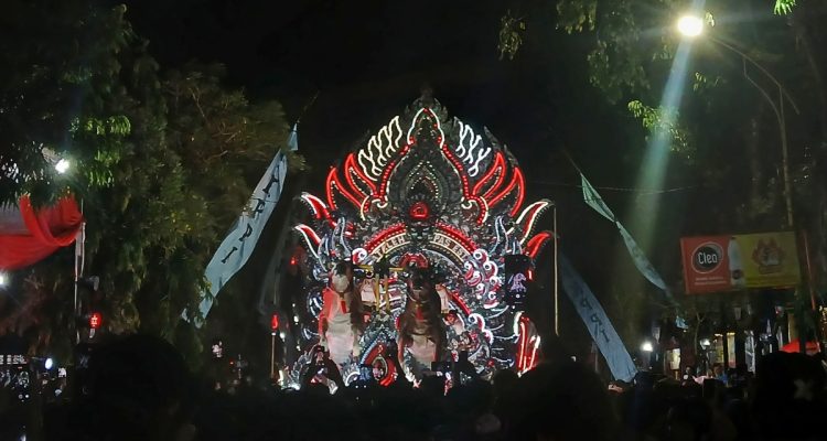 Salah satu grup musik tong-tong Sumenep unjuk gigi hipnotis penonton.