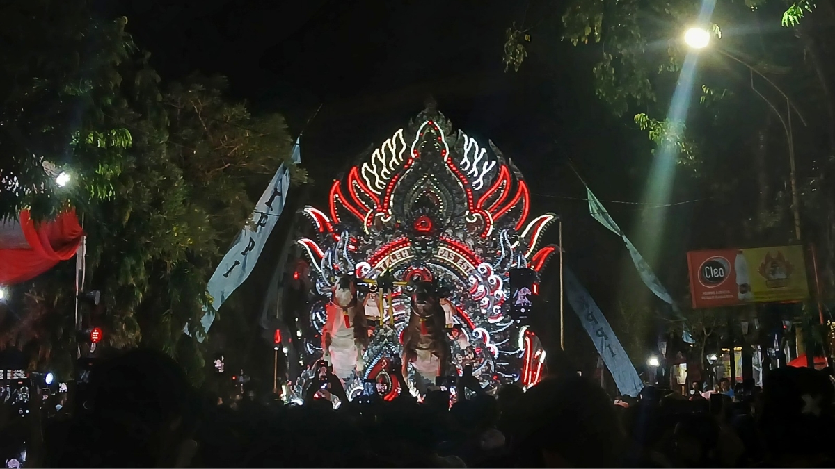 Salah satu grup musik tong-tong Sumenep unjuk gigi hipnotis penonton.