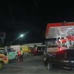 Suasana saat sejumlah kendaraan roda dua maupun empat mengantre di SPBU Manding.