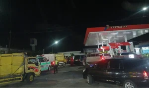 SPBU Mandinng Sumenep (1) Suasana saat sejumlah kendaraan roda dua maupun empat mengantre di SPBU Manding.