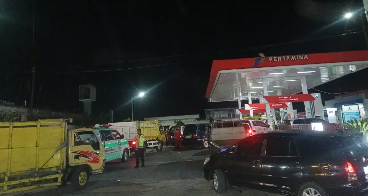 Suasana saat sejumlah kendaraan roda dua maupun empat mengantre di SPBU Manding.