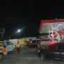 Suasana saat sejumlah kendaraan roda dua maupun empat mengantre di SPBU Manding.
