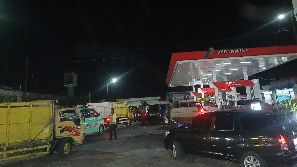 Suasana saat sejumlah kendaraan roda dua maupun empat mengantre di SPBU Manding.