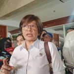 Wakil Kepala BGN, Agustian Arumsari saat diwawancari awak media di kompleks Parlemen, Jakarta.