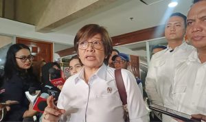 Wakil Kepala BGN, Agustian Arumsari saat diwawancari awak media di kompleks Parlemen, Jakarta.