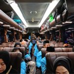 Menuju Tanah Suci: Suasana di dalam bus jamaah haji Sumenep sebelum peberangkatan ke Embarkasi Surabaya.