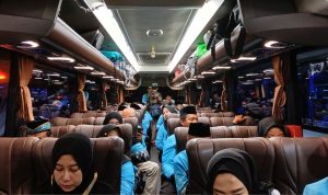 Menuju Tanah Suci: Suasana di dalam bus jamaah haji Sumenep sebelum peberangkatan ke Embarkasi Surabaya.