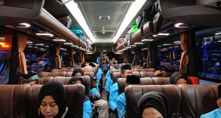 Menuju Tanah Suci: Suasana di dalam bus jamaah haji Sumenep sebelum peberangkatan ke Embarkasi Surabaya.