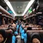 Menuju Tanah Suci: Suasana di dalam bus jamaah haji Sumenep sebelum peberangkatan ke Embarkasi Surabaya.