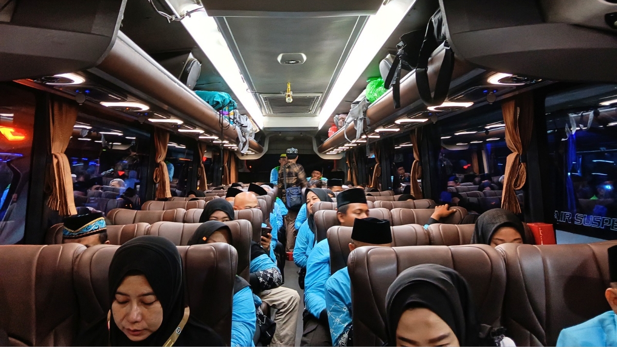 Menuju Tanah Suci: Suasana di dalam bus jamaah haji Sumenep sebelum peberangkatan ke Embarkasi Surabaya.