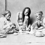 Tiga orang mengisap opium atau candu bersama sekitar tahun 1897.