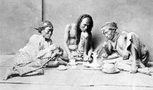 opium_candumadura. Tiga orang mengisap opium atau candu bersama sekitar tahun 1897.