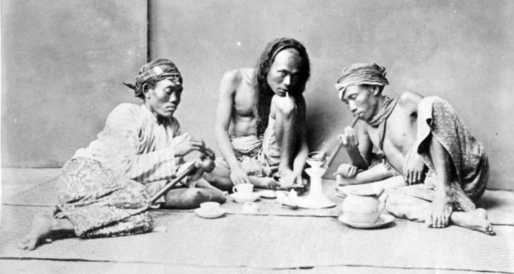 Tiga orang mengisap opium atau candu bersama sekitar tahun 1897.