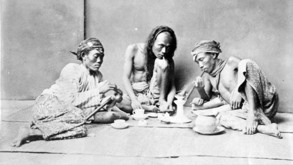 Tiga orang mengisap opium atau candu bersama sekitar tahun 1897.