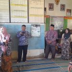 Para guru dan tamu undangan meninjau Perpustakaan Ramah anak di SDN Bates, Sumenep.
