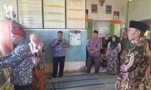 sdnbatessumenep- Para guru dan tamu undangan meninjau Perpustakaan Ramah anak di SDN Bates, Sumenep.