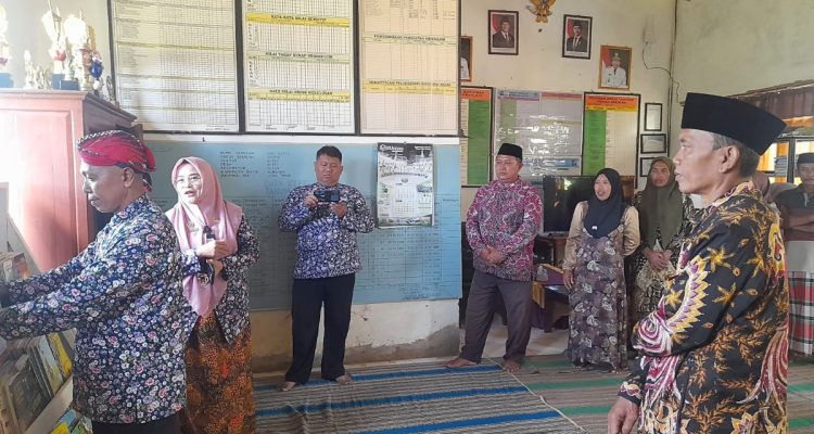 Para guru dan tamu undangan meninjau Perpustakaan Ramah anak di SDN Bates, Sumenep.