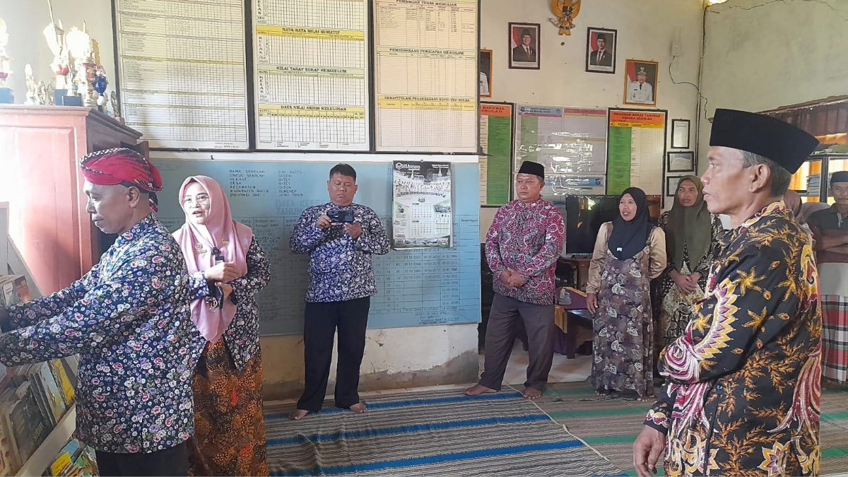 Para guru dan tamu undangan meninjau Perpustakaan Ramah anak di SDN Bates, Sumenep.
