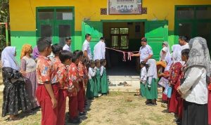 sdngulukmanjungIIsumenep_20260605_040201_0000 Guntig pita menjadi simbol peresmian dibunya Program Perpustakaan Anak Nasional (PRAN) di SDN Guluk Manjung II.