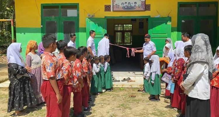 Guntig pita menjadi simbol peresmian dibunya Program Perpustakaan Anak Nasional (PRAN) di SDN Guluk Manjung II.