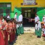 Guntig pita menjadi simbol peresmian dibunya Program Perpustakaan Anak Nasional (PRAN) di SDN Guluk Manjung II.