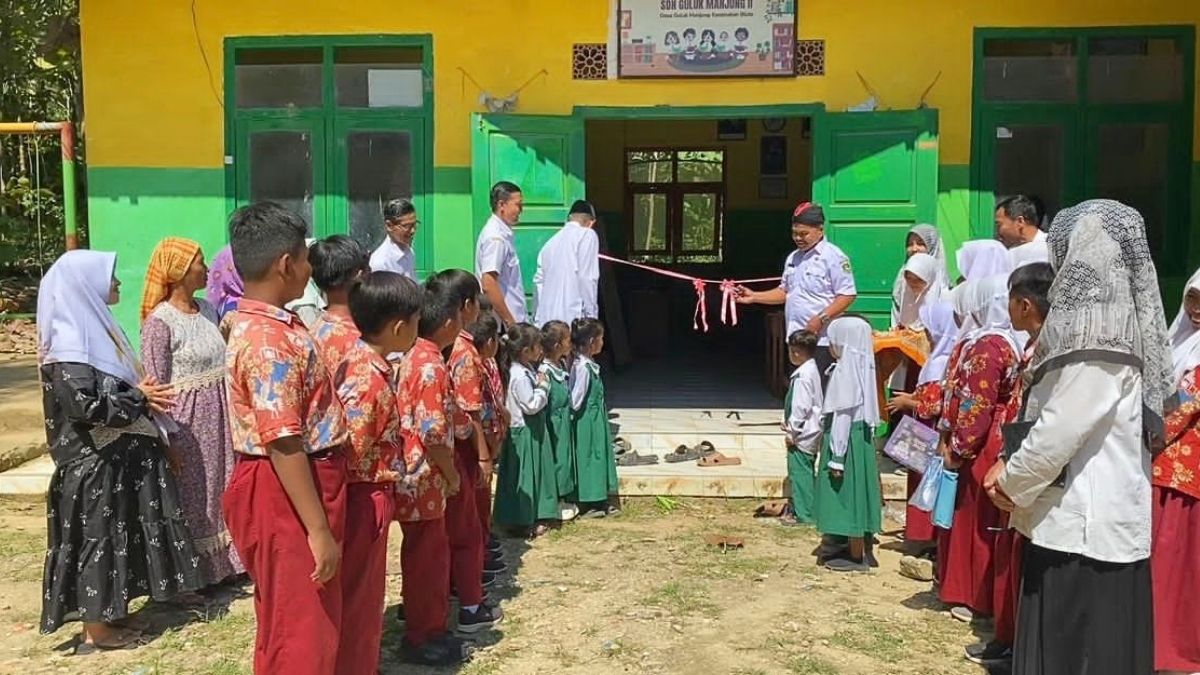 Guntig pita menjadi simbol peresmian dibunya Program Perpustakaan Anak Nasional (PRAN) di SDN Guluk Manjung II.