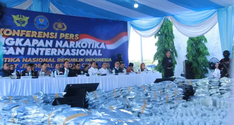Tumpukan 3,37 ton cannabis buds asal Thailand saat dipamerkan BNN RI di Gersik.